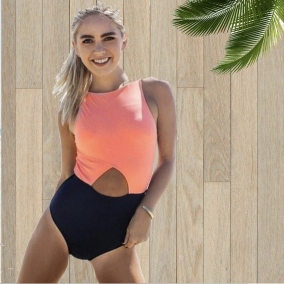 Cupshe Swimsuit Color Block Cut Out One Piece Swimsuit Built in Bra Med NWT - Picture 1 of 9